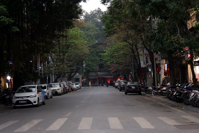 Cuối tuần, đường phố Hà Nội vắng tanh như... mùng 1 Tết - Ảnh 11.