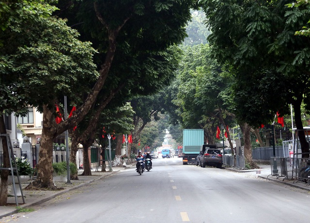 Cuối tuần, đường phố Hà Nội vắng tanh như... mùng 1 Tết - Ảnh 5.