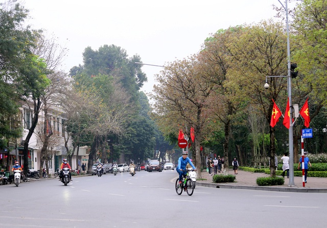 Cuối tuần, đường phố Hà Nội vắng tanh như... mùng 1 Tết - Ảnh 6.
