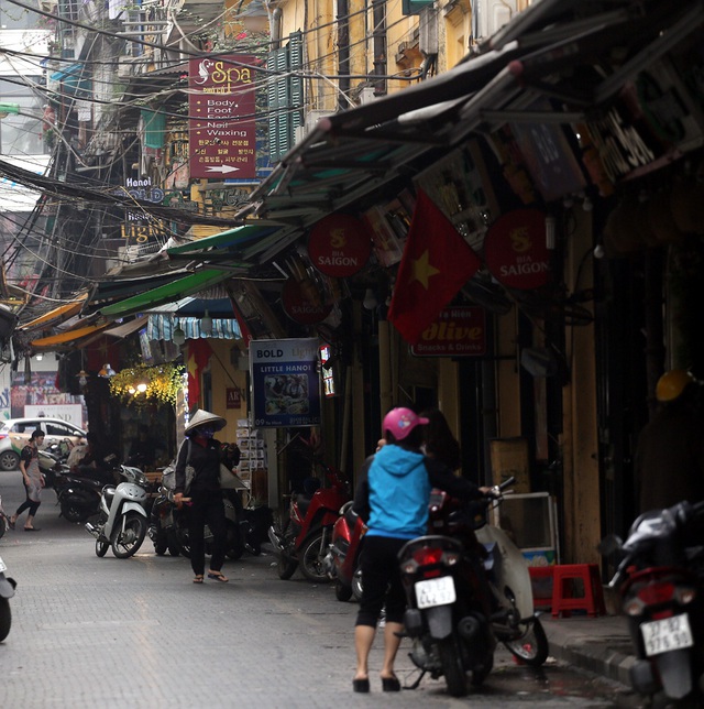 Cuối tuần, đường phố Hà Nội vắng tanh như... mùng 1 Tết - Ảnh 12.