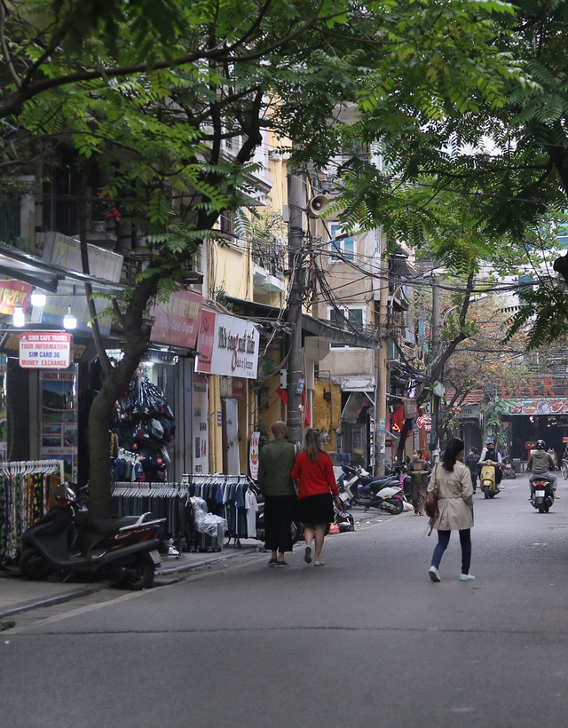 Cuối tuần, đường phố Hà Nội vắng tanh như... mùng 1 Tết - Ảnh 13.