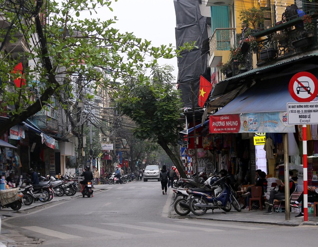 Cuối tuần, đường phố Hà Nội vắng tanh như... mùng 1 Tết - Ảnh 15.