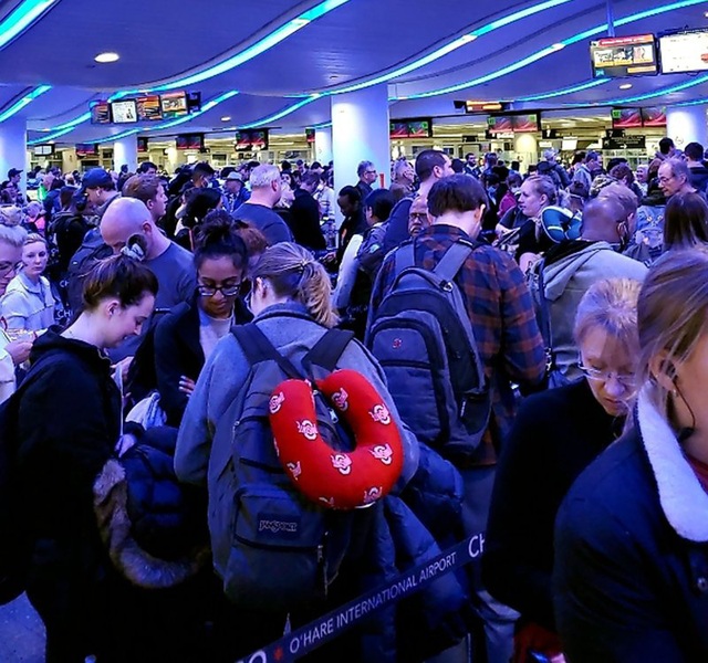 Sân bay Mỹ hỗn loạn vì kiểm tra sức khỏe sau lệnh cấm châu Âu - Ảnh 1.