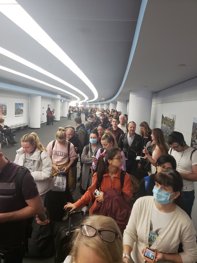 Sân bay Mỹ hỗn loạn vì kiểm tra sức khỏe sau lệnh cấm châu Âu - Ảnh 2.