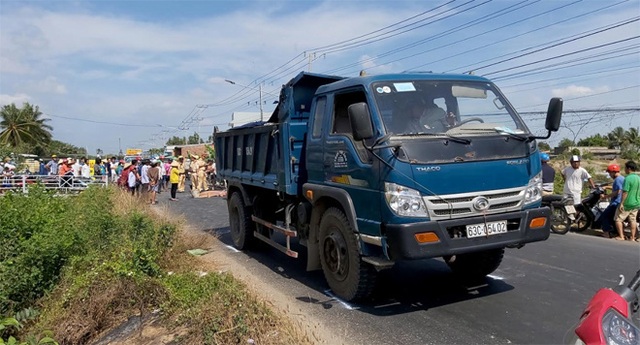  Truy tìm ô tô 7 chỗ khiến người phụ nữ tử vong dưới bánh xe ben - Ảnh 1.