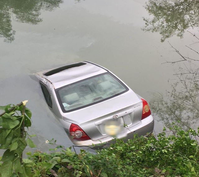  Nữ tài xế mắc kẹt tử vong trên ghế lái sau khi ô tô con chìm xuống sông - Ảnh 2.