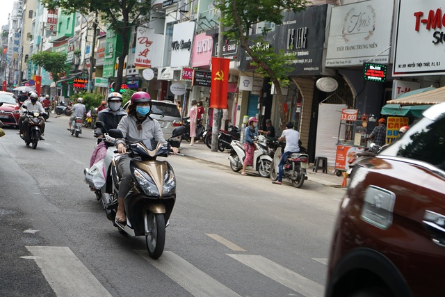 TP.HCM thực hiện nghiêm túc đeo khẩu trang nơi công cộng - Ảnh 1.