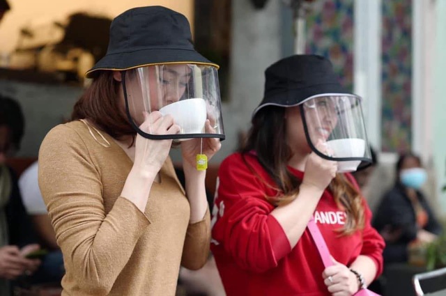 Sản phẩm mũ k&egrave;m k&iacute;nh chắn si&ecirc;u hot d&agrave;nh cho hội chị em, vừa bảo vệ sức khỏe lại vừa thời trang - Ảnh 2.