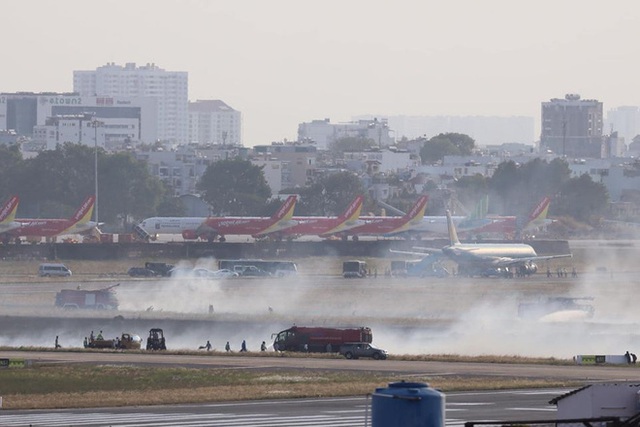 Máy bay Vietnam Airlines nổ lốp, bốc khói nghi ngút tại sân bay Tân Sơn Nhất - Ảnh 2.