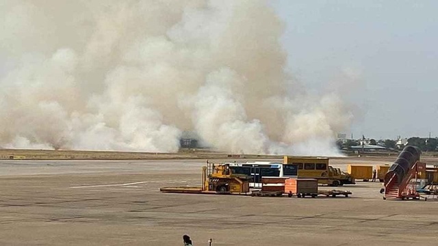 Máy bay Vietnam Airlines nổ lốp, bốc khói nghi ngút tại sân bay Tân Sơn Nhất - Ảnh 3.