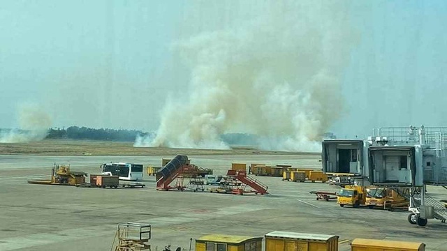 Máy bay Vietnam Airlines nổ lốp, bốc khói nghi ngút tại sân bay Tân Sơn Nhất - Ảnh 4.