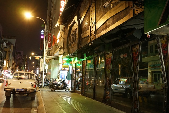 Các quán bar, karaoke, phố Tây ở TP.HCM im lìm hiếm hoi trong những ngày dịch COVID-19 - Ảnh 4.