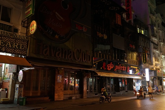 Các quán bar, karaoke, phố Tây ở TP.HCM im lìm hiếm hoi trong những ngày dịch COVID-19 - Ảnh 3.