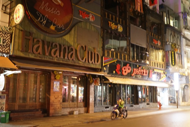 Các quán bar, karaoke, phố Tây ở TP.HCM im lìm hiếm hoi trong những ngày dịch COVID-19 - Ảnh 7.