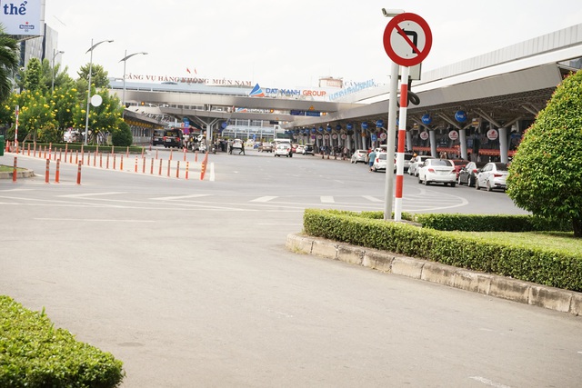 Sân bay Tân Sơn Nhất vắng vẻ vì COVID-19 - Ảnh 1.