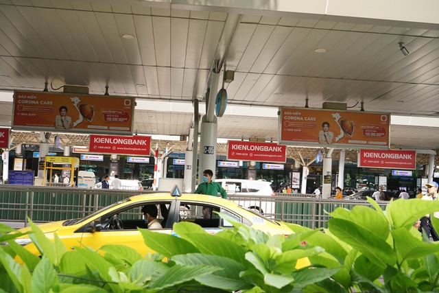 Sân bay Tân Sơn Nhất vắng vẻ vì COVID-19 - Ảnh 2.