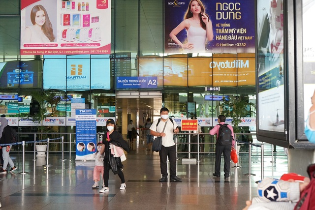 Sân bay Tân Sơn Nhất vắng vẻ vì COVID-19 - Ảnh 8.