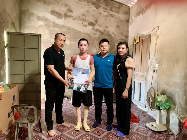 Trao 21,4 triệu đồng cho cháu bé ở Hà Tĩnh bị bỏng 71% mà không có tiền chữa trị - Ảnh 2.