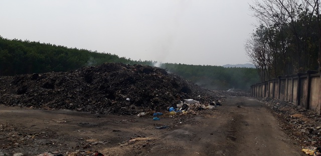 Huyện Sa Thầy, Kon Tum: Khổ vì bãi rác nằm gần khu dân cư - Ảnh 1.