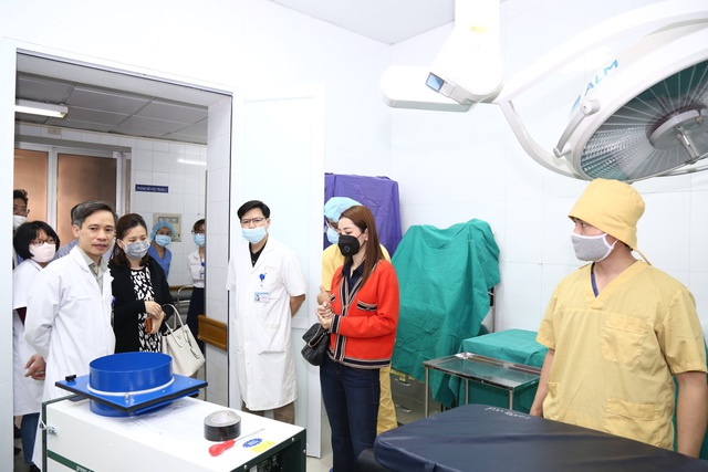Ủng hộ chống COVID - 19, ca sĩ Chi Pu chọn bệnh viện Việt Đức để lắp đặt miễn phí phòng cách ly áp lực âm  - Ảnh 3.