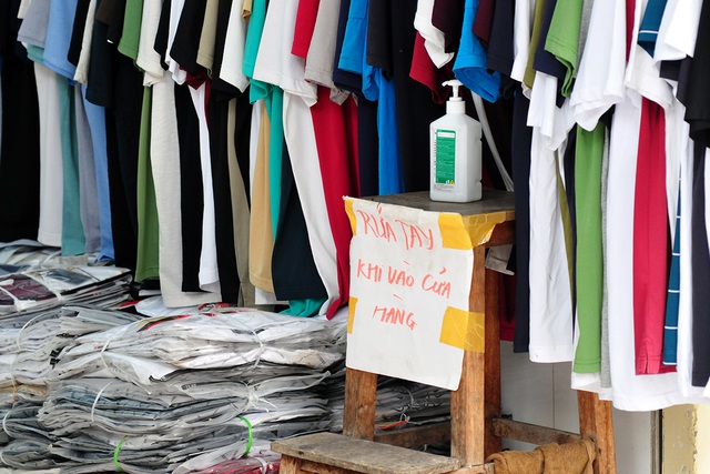 Hàng loạt cửa hàng khu buôn bán sầm uất nhất Thủ đô treo biển khuyến cáo khách hàng đeo khẩu trang - Ảnh 10.