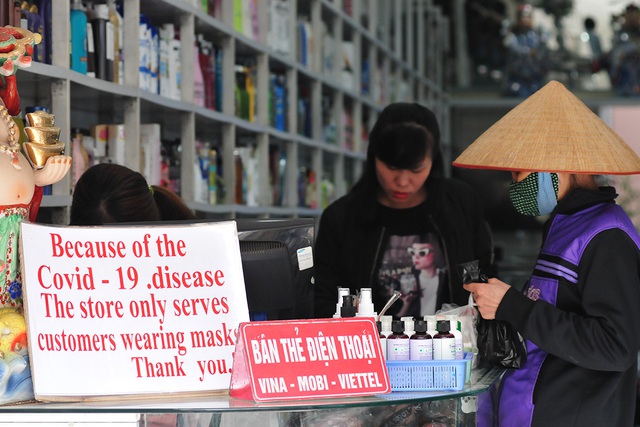 Hàng loạt cửa hàng khu buôn bán sầm uất nhất Thủ đô treo biển khuyến cáo khách hàng đeo khẩu trang - Ảnh 6.