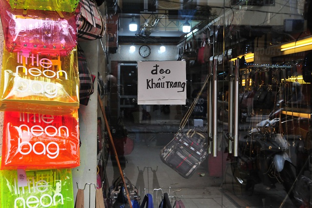 Hàng loạt cửa hàng khu buôn bán sầm uất nhất Thủ đô treo biển khuyến cáo khách hàng đeo khẩu trang - Ảnh 4.