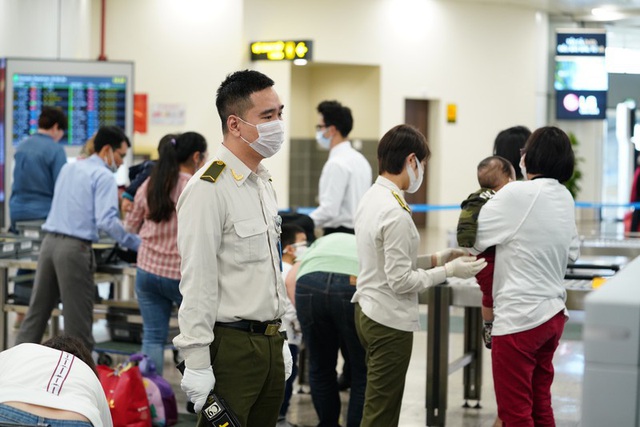 Sân bay Nội Bài tiếp tục đón hơn 1.100 khách đến từ vùng dịch COVID-19 - Ảnh 4.