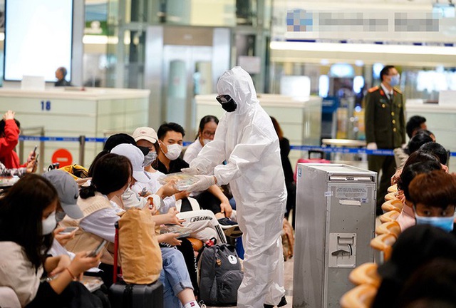 Sân bay Nội Bài tiếp tục đón hơn 1.100 khách đến từ vùng dịch COVID-19 - Ảnh 3.