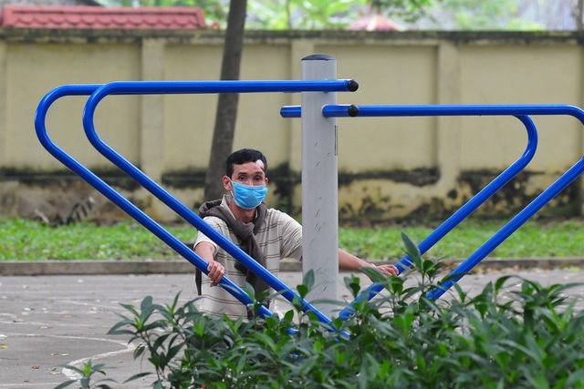 Người Hà Nội đeo khẩu trang tập thể dục nâng cao sức khỏe chống dịch - Ảnh 8.