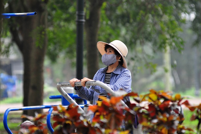 Người Hà Nội đeo khẩu trang tập thể dục nâng cao sức khỏe chống dịch - Ảnh 6.