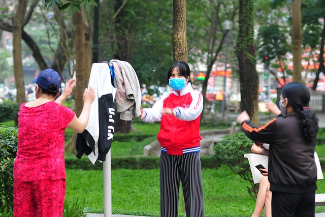 Người Hà Nội đeo khẩu trang tập thể dục nâng cao sức khỏe chống dịch - Ảnh 2.