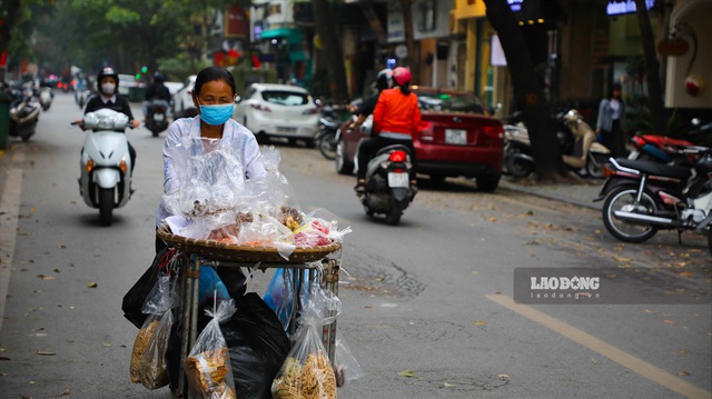 Cận cảnh tuyến đường vàng, đắt đỏ nhất Hà Nội - Ảnh 1.