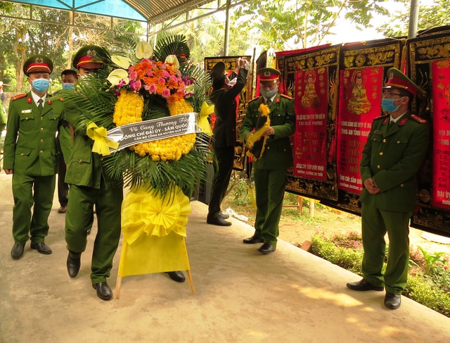 Lãnh đạo tỉnh Nghệ An đến chia buồn với gia đình Đại úy công an hi sinh khi vây bắt tội phạm ma túy - Ảnh 2.