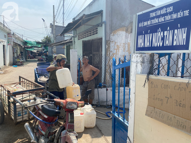 Khổ như người miền Tây mùa hạn mặn: Súc miệng không cần kem vì xung quanh toàn… “nước muối”, mỏi mòn chờ trời làm mưa - Ảnh 1.