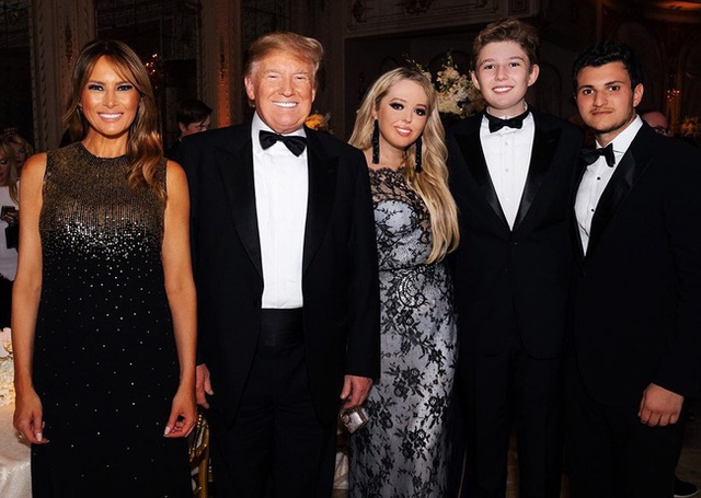  Barron Trump hiếm hoi lộ ảnh nở nụ cười tươi rạng rỡ khiến cộng động mạng xuýt xoa trong khi con gái Tổng thống Mỹ cũng lột xác không kém - Ảnh 1.
