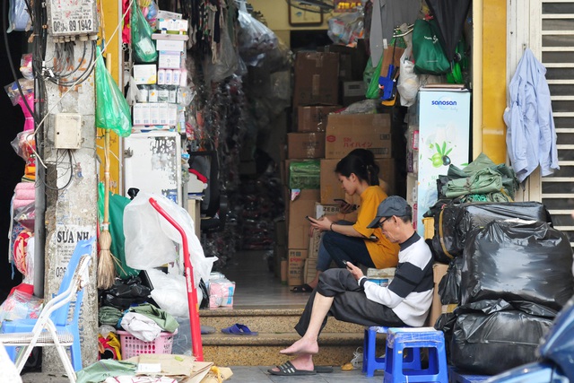 Khuyến cáo hạn chế ra đường được người dân tích cực chấp hành qua góc nhìn từ phố buôn sầm uất Hàng Ngang, Hàng Đào - Ảnh 2.