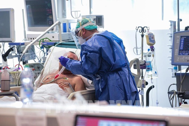 Gần 5.000 nhân viên y tế Italy nhiễm COVID-19 khi cứu chữa bệnh nhân - Ảnh 3.