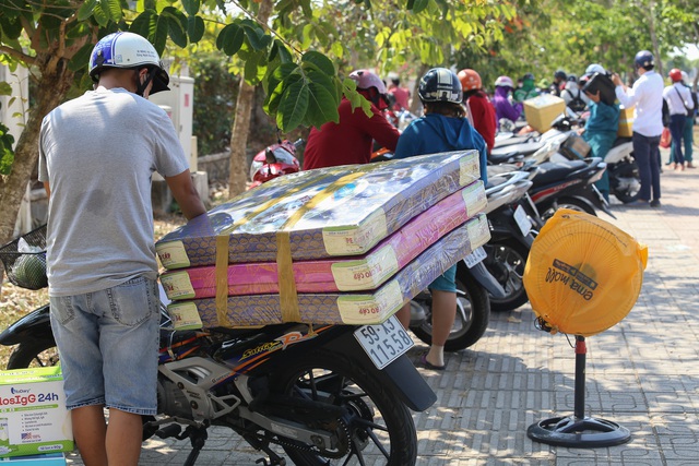 Người dân ném hàng hóa vào khu cách ly KTX ĐH Quốc Gia bất chấp có thông báo ngưng nhận đồ tiếp tế - Ảnh 7.