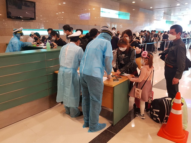 Sân bay Nội Bài tiếp tục đón 577 hành khách Việt Nam trở về từ vùng dịch COVID-19 - Ảnh 5.