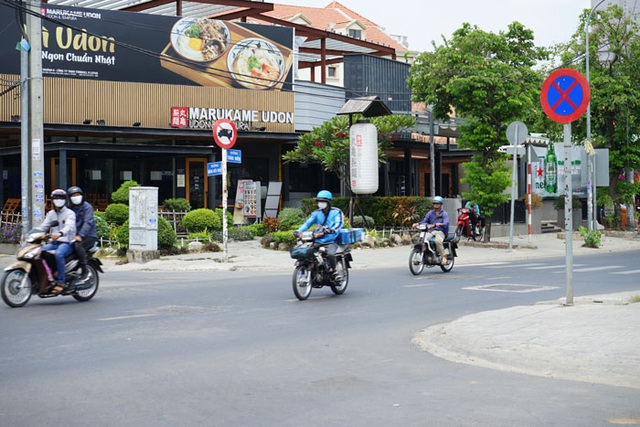 Nhà hàng, quán ăn, tiệm tóc, trà sữa, cà phê... đóng cửa treo biển chung tay chống dịch - Ảnh 7.