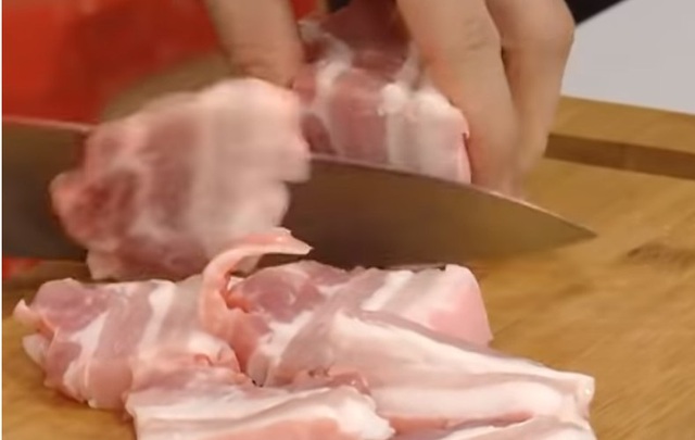 Chỉ cần bột chiên gà, mẹ vụng và bận nhất cũng có thể chế biến món thịt ba chỉ chiên giòn cực thơm giòn - Ảnh 3.