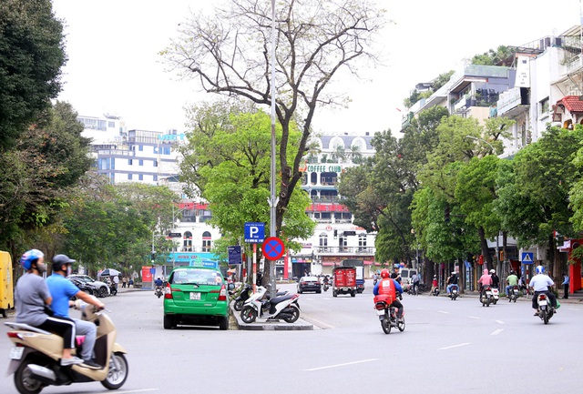 Hà Nội vắng như chùa bà Đanh dù không phải ngày cuối tuần - Ảnh 11.