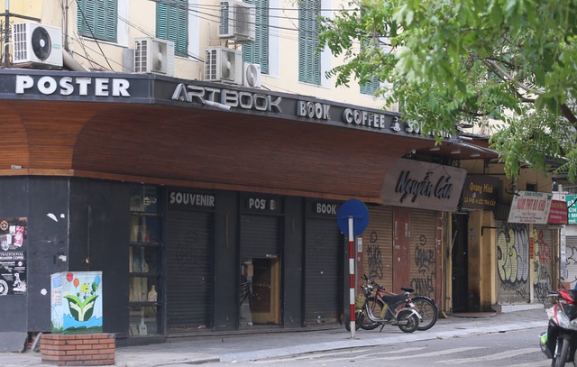 Hàng loạt quán cafe, cắt tóc gội đầu, massage cửa đóng then cài sau lệnh của UBND TP Hà Nội - Ảnh 9.