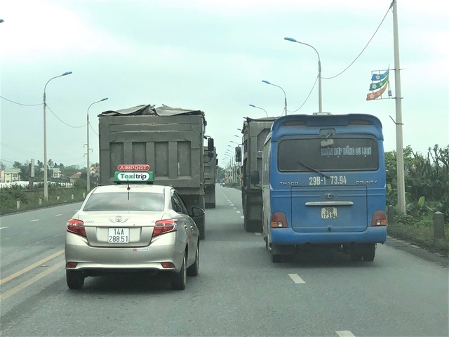 Quảng Ninh: Cận cảnh đoàn xe hổ vồ cơi nới khoang thùng chở đất đá tung hoành trên QL 18 - Ảnh 6.