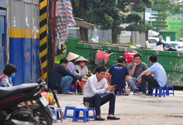 Nguy cơ COVID-19 đang cận kề nhưng nhiều người Hà Nội vẫn giữ thói quen túm năm tụm ba quán nước vỉa hè  - Ảnh 3.