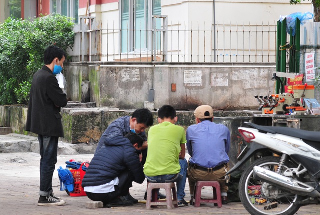 Nguy cơ COVID-19 đang cận kề nhưng nhiều người Hà Nội vẫn giữ thói quen túm năm tụm ba quán nước vỉa hè  - Ảnh 8.