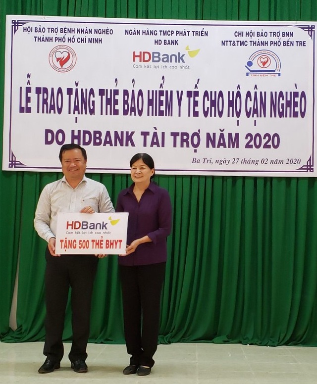 HDBank tặng 600 thẻ BHYT cho bà con Bến Tre - Ảnh 2.