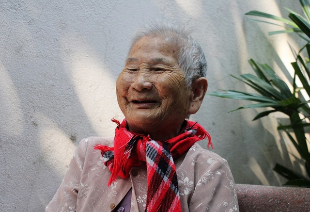 Mẹ Việt Nam anh hùng 91 tuổi nói lý do ủng hộ chống dịch COVID-19 khiến ai cũng rơi nước mắt - Ảnh 2.