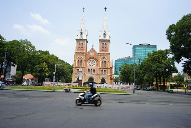 Người dân TP.HCM thích ứng với nhịp sống khác trong dịch COVID-19 - Ảnh 1.